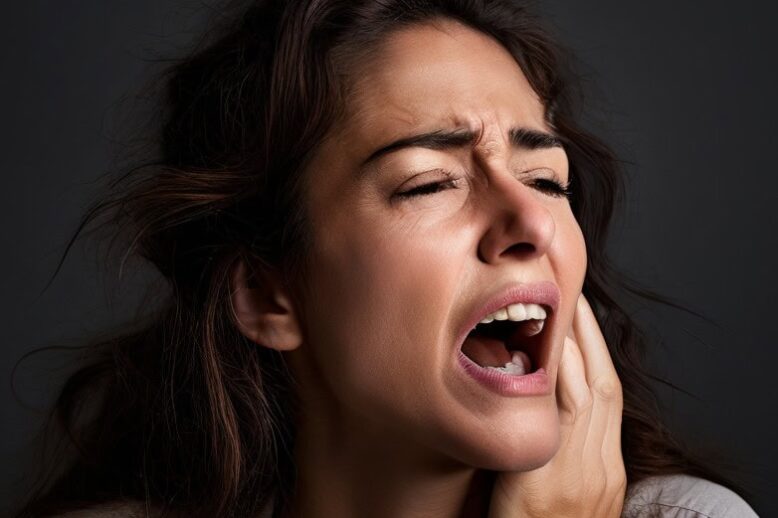 immagine_di_una_donna_che_ha_un_dolore_alla_mascella